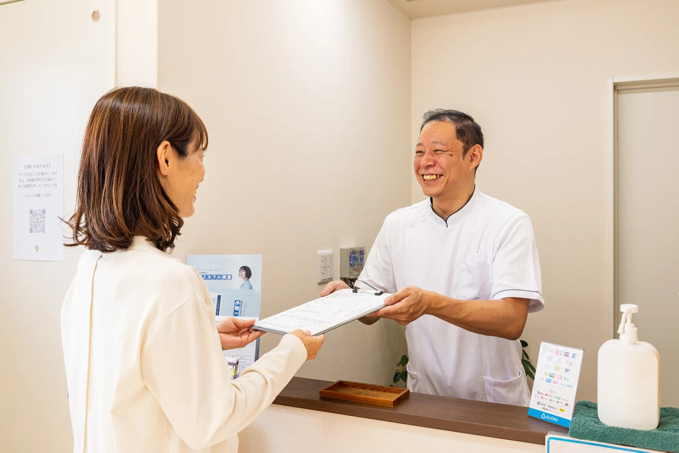 シンボ接骨院鍼灸院の受付でお話を伺う様子