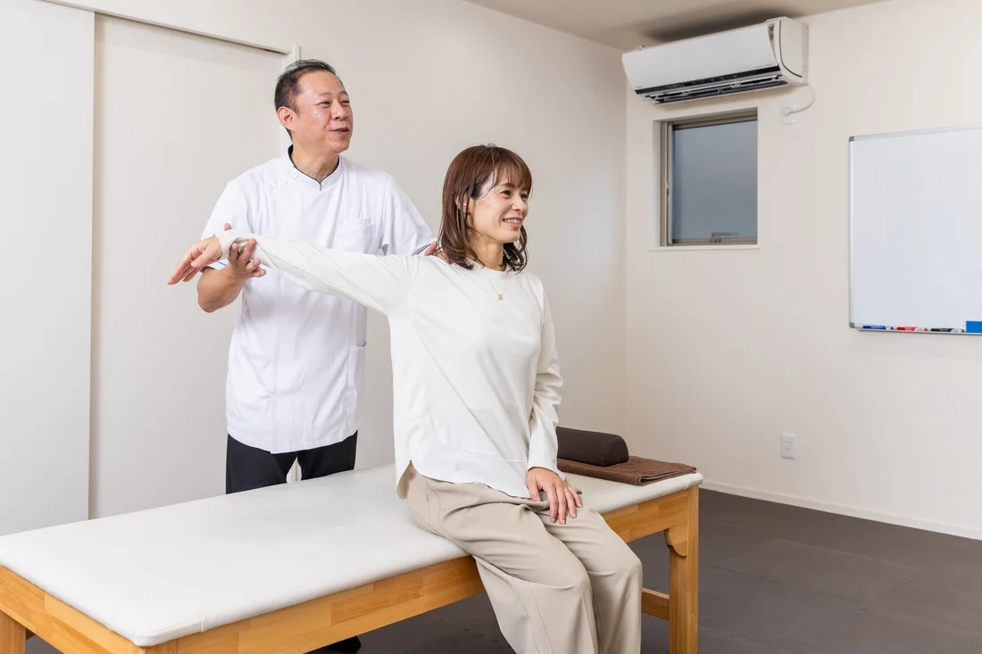 院長が腕を広げた方の姿勢と身体の動きを確認する様子